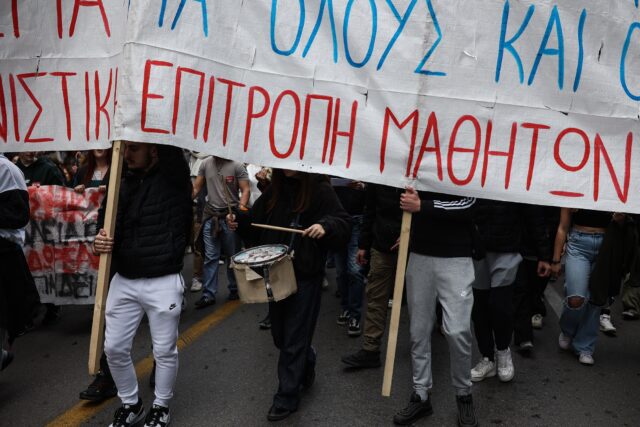 Συγκέντρωση διαμαρτυρίας μαθητών και φοιτητών στα Προπύλαια