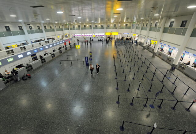 Λονδίνο: Εκκένωση τερματικού σταθμού στο αεροδρόμιο Γκάτγουικ – Ύποπτο πακέτο κοντά στην πρεσβεία των ΗΠΑ