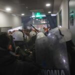 Άγρια επίθεση των ΜΑΤ στους εποχικούς πυροσβέστες – Συγκέντρωση διαμαρτυρίας έξω από τη Βουλή