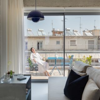 Ένα μικρό ρετιρέ στο Παγκράτι που αγαπά το μπλε