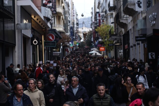 Κορυφώνεται η κίνηση στην εορταστική αγορά
