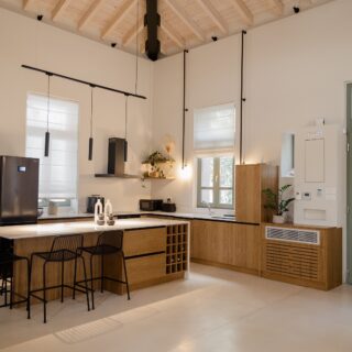 Ένα εγκαταλελειμμένο σπίτι του 19ου αιώνα στα Χανιά μετατράπηκε σε σύγχρονη κατοικία