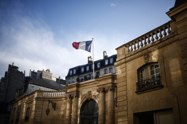 Γαλλία: Ο Μπαρνιέ παρακάμπτει την ψηφοφορία στη Βουλή