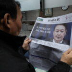 Νότια Κορέα: Η δικαιοσύνη εκδίδει ένταλμα σύλληψης σε βάρος του παυθέντα προέδρου Γιουν