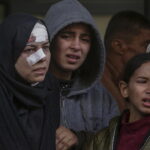 Γάζα: Παλαιστίνιοι θρηνούν τους συγγενείς τους που σκοτώθηκαν σε ισραηλινή επίθεση