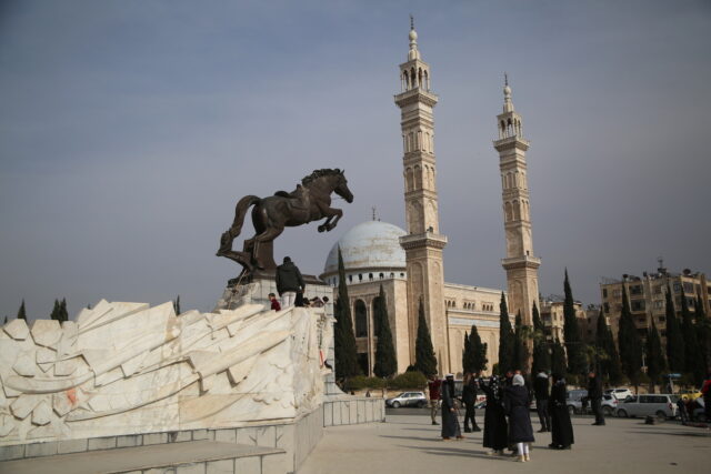 Συρία: Μεγάλης κλίμακας στρατιωτική επιχείρηση σε συνοικίες αλαουιτών στην πόλη Χομς