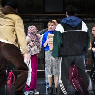 Οι μηχανισμοί της βίας στη «Μέρα της Φούστας» είναι ανατριχιαστικά οικείοι