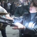 «Δεν είμαι ιδιαίτερα θαραλλέα» απαντά η Νοτιοκορεάτισσα που άρπαξε το όπλο στρατιώτη