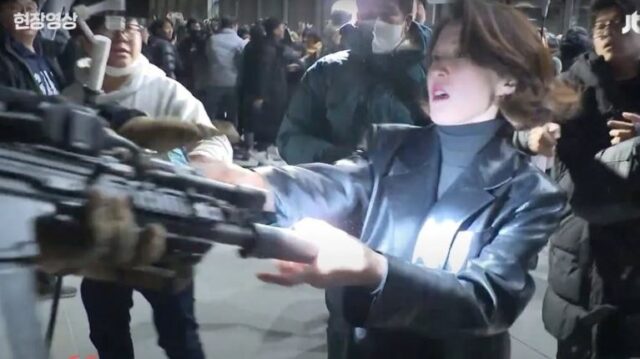 «Δεν είμαι ιδιαίτερα θαραλλέα» απαντά η Νοτιοκορεάτισσα που άρπαξε το όπλο στρατιώτη