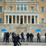 Προσήχθη η δικηγόρος Άννυ Παπαρρούσου – Καταγγελία ότι την χτύπησαν αστυνομικοί