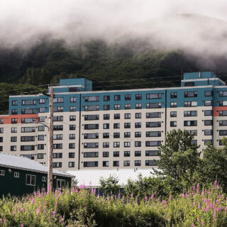 Whittier: Μια πόλη στην Αλάσκα τόσο μικρή, που χωράει σε ένα κτίριο. Κυριολεκτικά.