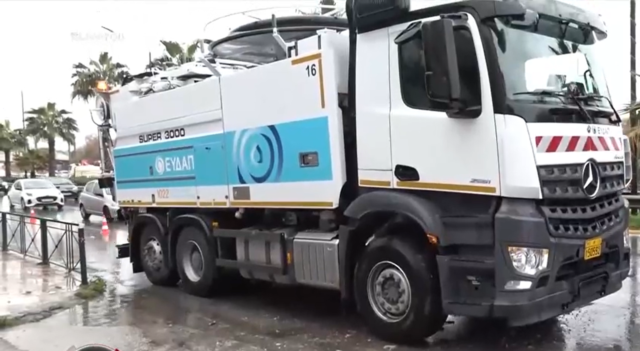 Κακοκαιρία: Πλημμύρισε ξανά η λεωφόρος Ποσειδώνος – Όχημα της ΕΥΔΑΠ πάνω σε φρεάτιο της αποχέτευσης [ΒΙΝΤΕΟ]