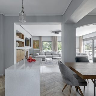 Μια κατοικία στου Παπάγου συνδυάζει την κλασική αισθητική των 70s με το σύγχρονο design