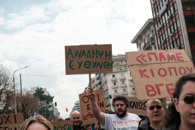 «Δεν έχω οξυγόνο»: Συγκεντρώσεις για τα Τέμπη σε όλη την Ελλάδα την Κυριακή