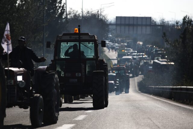 Παραμένουν στα μπλόκα οι αγρότες της Θεσσαλίας