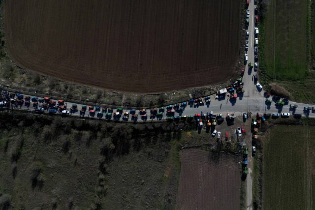 Παραμένουν στον κόμβο της Γυρτώνης οι αγρότες