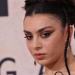 Charli XCX, Chappell Roan, Sabrina Carpenter θα ανέβουν στη σκηνή των Grammy 2025