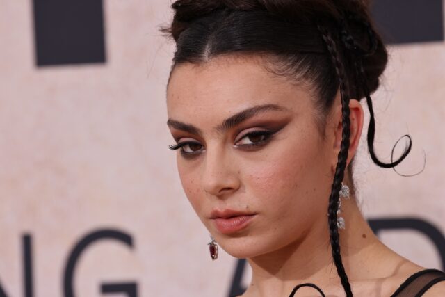 Charli XCX, Chappell Roan, Sabrina Carpenter θα ανέβουν στη σκηνή των Grammy 2025