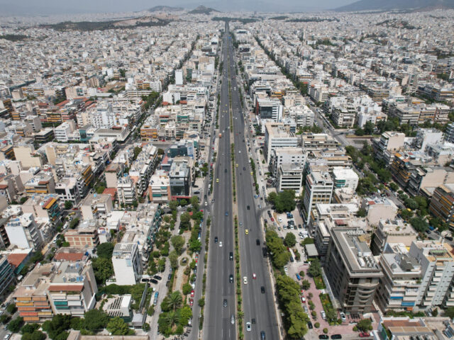 Άνοιξε τρύπα από σπασμένο αγωγό λυμάτων στη Λεωφόρο Συγγρού