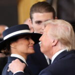 Το «αμήχανο» φιλί του Ντόναλντ Τραμπ στη Μελάνια [ΒΙΝΤΕΟ]