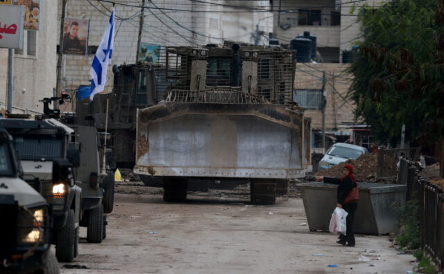 Δυτική Όχθη: Οι ισραηλινές δυνάμεις «πολιορκούν» για δεύτερη ημέρα την Τζενίν