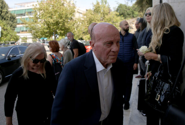 Διασωληνωμένος στη ΜΕΘ εξακολουθεί να νοσηλεύεται ο Μίμης Δομάζος