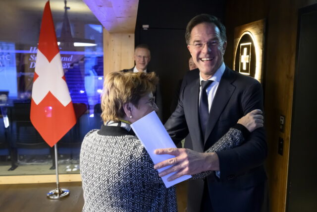 Μ. Ρούτε από Νταβός: Η Ευρώπη «θα πληρώσει τον λογαριασμό» για τα αμερικανικά όπλα στην Ουκρανία