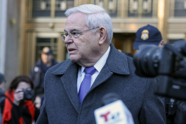 Ο Μπομπ Μενέντεζ καταδικάστηκε σε 11 χρόνια φυλάκισης για διαφθορά και δωροδοκία