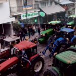 Αγρότες διαδηλώνουν με τα τρακτέρ μέσα στα Τρίκαλα