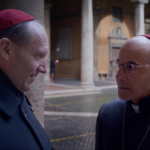 Ο συγγραφέας του «Conclave» συγκρίνει τη διαδικασία εκλογής πάπα με ριάλιτι σόου