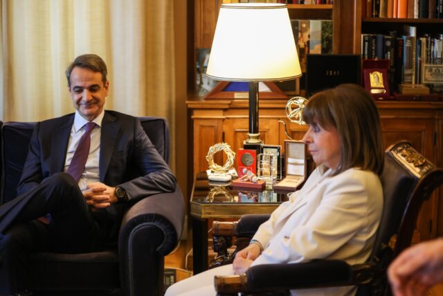 Συνάντηση Μητσοτάκη – Σακελλαροπούλου: «Σας ευχαριστώ για την άψογη συνεργασία»