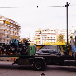 Επιχείρηση “γερανός” σε μηχανάκια στην Πλ. Κυψέλης