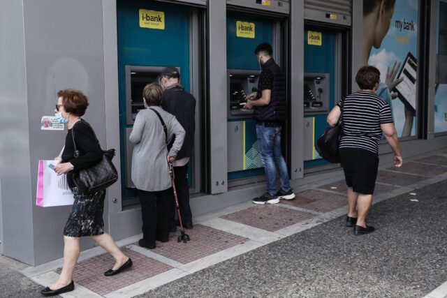 Δίχως χρεώσεις από σήμερα οι αναλήψεις στα ΑΤΜ ελληνικών τραπεζών