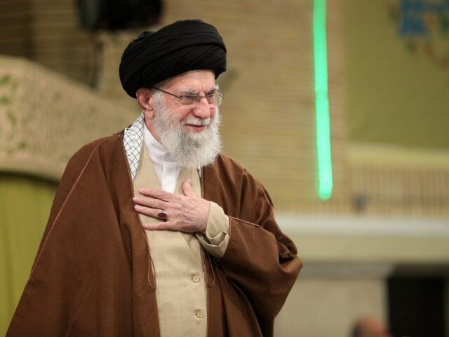 Ο Χαμενεΐ προειδοποιεί ότι το αεροπλανοφόρο των ΗΠΑ στον Κόλπο μπορεί να βυθιστεί