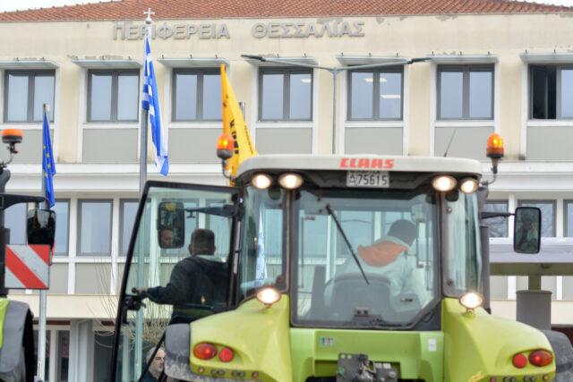 Λάρισα: Κινητοποίηση αγροτών στην Περιφέρεια Θεσσαλίας