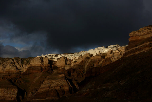 Μαρτυρίες κατοίκων της Σαντορίνης: «Νιώθουμε συνεχώς τη γη να τρέμει»