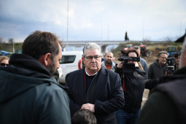 Ο Δ. Κουτσούμπας στο μπλόκο των αγροτών στην Αταλάντη