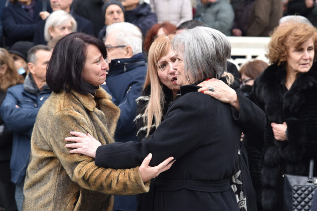 Σε κλίμα οδύνης η κηδεία του Βασίλη Καλογήρου