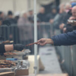 Η Αθήνα «τσικνίζει» στην πλατεία Βαρβακείου Αγοράς