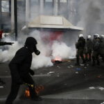 Τέμπη: Εννέα τραυματίες από τα επεισόδια στο Σύνταγμα