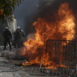 Συλλαλητήριο για τα Τέμπη: Μολότοφ και χημικά στην πλατεία Συντάγματος