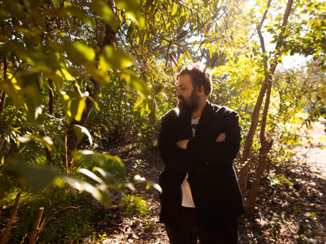 Ο Γιάννης Βεσλεμές κάνει σινεμά και μουσική που ελπίζει να περιέχουν κάτι απ’ την επιθετικότητα της νιότης