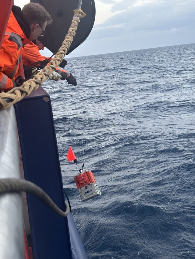 Διεθνής ερευνητική ομάδα εγκαθιστά υποθαλάσσιους σεισμογράφους στη Σαντορίνη