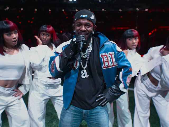 Kendrick Lamar – Super Bowl Halftime: Όλοι οι συμβολισμοί και οι αναφορές στην εμφάνιση του