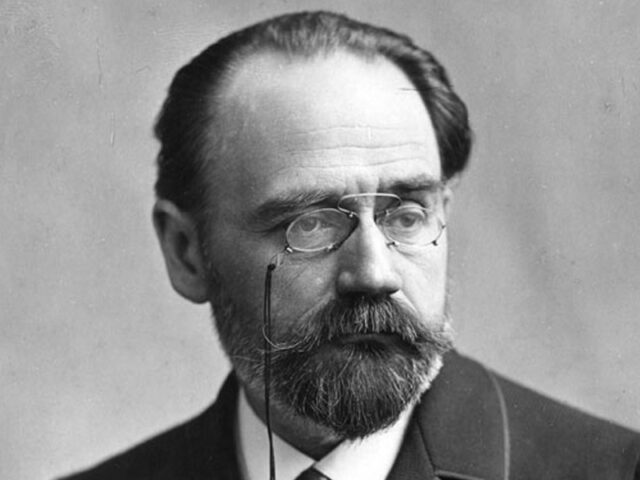 Στις 23 Φεβρουαρίου του 1898 ο Εμίλ Ζολά καταδικάζεται για συκοφαντική δυσφήμιση εναντίον της γαλλικής κυβέρνησης