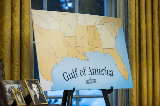 Ο Λευκός Οίκος απαγόρευσε για τρίτη μέρα την πρόσβαση σε δημοσιογράφο του AP