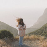 Η νέα κυκλοφορία της Nefeli Walking Undercover “Γήπεδα” είναι μια συνεργασία της με τον Φοίβο Δεληβοριά