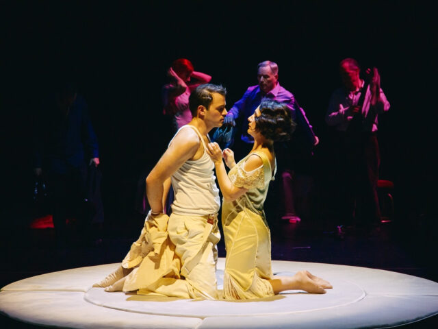 «Θέλω να δω τον Πάπα!»: Το ταξίδι μιας τολμηρής οπερέτας μέσα από διηγήσεις των ηθοποιών της