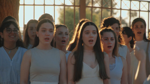 «How to build a choir»: Δείτε το ντοκιμαντέρ για τη δημιουργία της ομάδας ΚΟΡΕΣ και τη δράση «Μυστήριο 96 Κόρες»