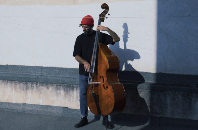 Jazz στο Μουσείο: Ο Πέτρος Κλαμπάνης στο “Rooftop Stories” του Ιδρύματος Γουλανδρή